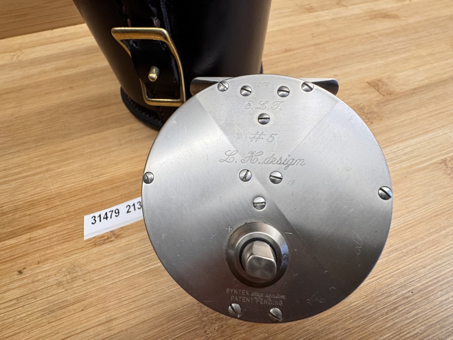 Fliegenrolle, L.H. design, Titan, #5,  Syntex drag system, Patent Pending, Linkshand, Super Bremse, Rollendurchmesser 75mm, Rollenbreite 34mm, Gewicht 131g, handgenähte Blocklederbox mit Schaffellauskleidung, neu, eine Traumrolle