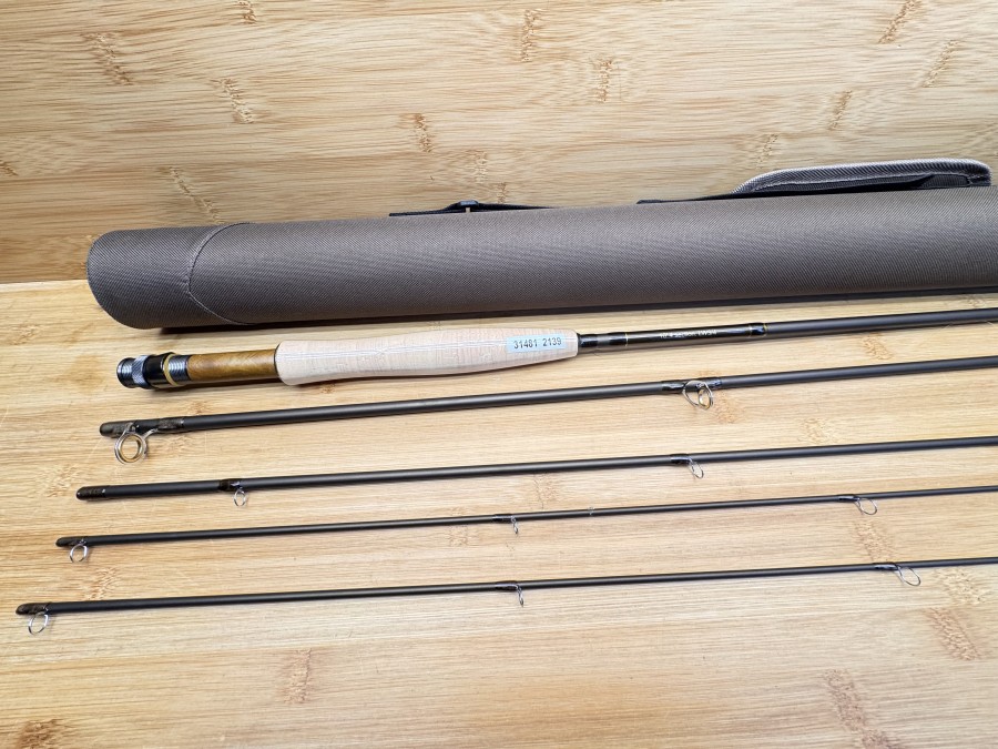 Fliegenrute, Nymphen- oder Troutspeyfischen, 4tlg., 10.6", Klasse 3/4 oder 185 - 210 Grans, Gewicht 125 Gramm, Mediflex-Aktion, Aluminium-Rollenhalter mit Wurzelholzeinlage, Pacific Bay Titanium beschichtete Snake Guides, Full Well Super A Grade Kork, mattes metallicbraunes Finish, Reservespitze, Futteral, Coduratransportrohr, neu, Transportlänge 920mm
