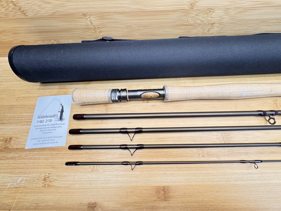 Fliegenrute,  Nymphen- oder Troutspeyrute, 5tlg., 11", Klasse 3, WG 240gr - 270gr (15,5g - 17,5g), Gewicht 135g, High module Blank, medflex Action, Aluminium Rollenhalter mit Fightingbutt, Pacific Bay Titantium coated Single Foot Ringe,  super A full well  Kork , Futteral, Codura Transportrohr, ungefischt, Transportlänge 800mm