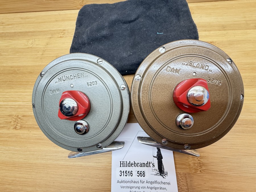 2 Fliegenrollen, DAM, München, 5203, Linkshand, #6, ausschaltbare Knarre,  Rollendurchmesser 90mm, Rollenbreite 30mm, DAM, Island, 5205, #6, Rechtshand. ausschaltbare Knarre, Rollendurchmesser 90mm, Rollenbreite 40mm, Gewicht 188g, Rollenbeutel, Gebrauchsspuren