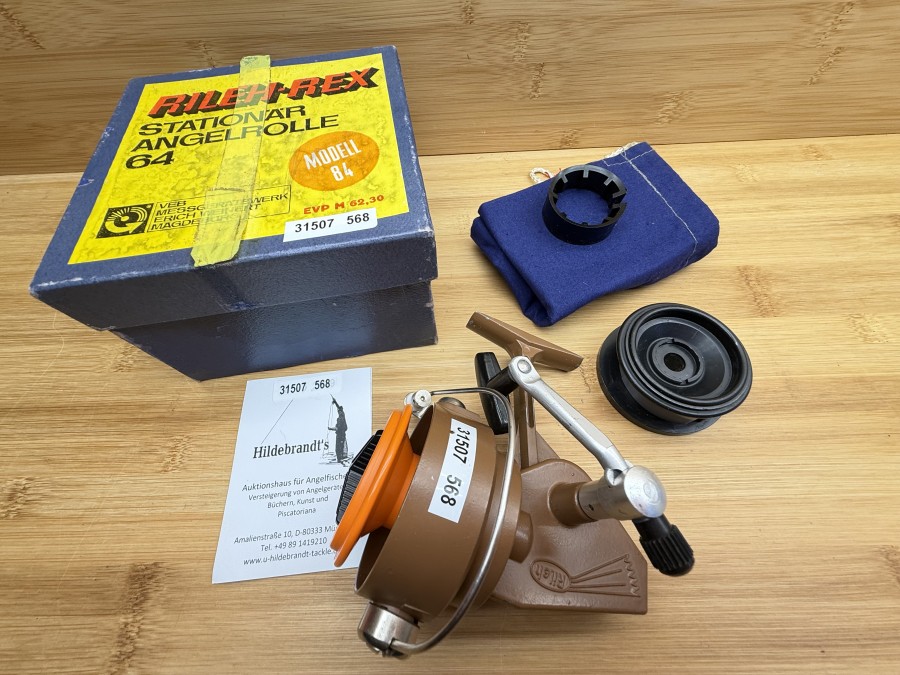 Stationärrolle, Angelsportgeräte Germania DDR, Made in CDR (auf Rollenfuß), Rileh Rex 64, Reservespule, Rollenbeutel, ungefischt im Karton