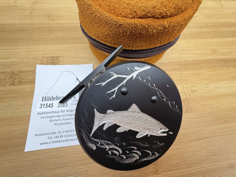 Fliegenrolle, Alenko Franolic, R.A.G., Antireverse, schwarz, Gehäuse aufwendig graviert von Ernst Böhm, Linkshand, Rollendurchmesser 75mm, Rollenbreite 42mm, Gewicht 203g, Leder Rollentasche, neu