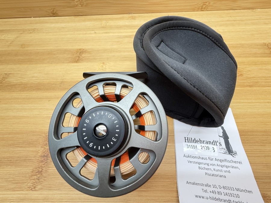 Fliegenrolle, Large Arbor, 5/7, Links- oder Rechtshand umstellbar, Rollendurchmesser 85mm, Rollenbreite 40mm, Gewicht mit gefischter Fliegenschnur DT 5 F, 181g, Neopren Rollentasche, im Karton