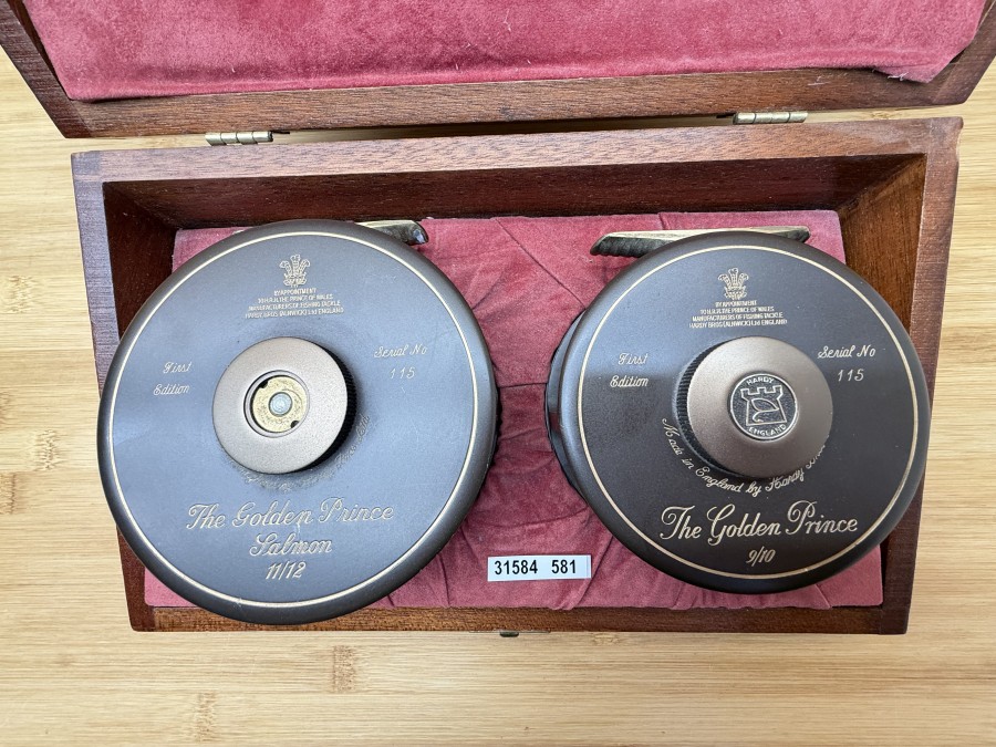Lachsfliegen Rollenset, Hardy Bros Ltd. England, The Golden Prince, First Edition Serial No 115, Salmon 11/12, mit Fliegenschnur (Endkappe auf Bremsrad fehlt) und The Golden Prince 9/10, neu in Holzkassette