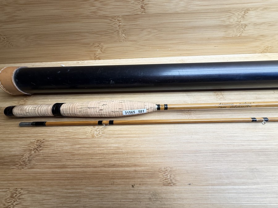 Gespliesste Fliegenrute, "brunner - austria", Gebetsroither,  7/75, mit Namenszug, 2tlg., ungleich geteilt, Ausgleichsstück, 2,12mm - 95g, #5-6, Futteral, Rutentransportrohr mit Lederkappen, Gebrauchsspuren,  Transportlänge 1280mm