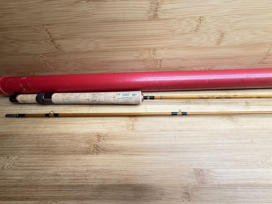 Gespliesste Fliegenrute, Pezon et Michel, Made in France, Ritz - Super - Parabolic PPP, Colorado - Type Gate, 2tlg., 7.7" - 2,31m, #5/6, Gewicht 110g, ungleich geteilt, Ausgleichsstück, Futteral, rotes Kunststoff Transportrohr, ungefischt, Transportlänge 1510mm