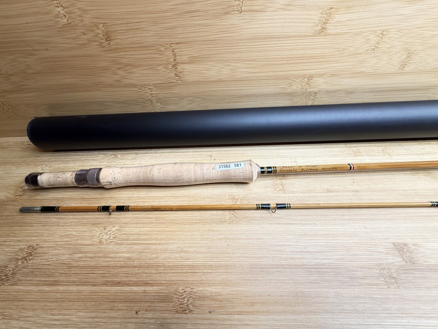Gespliesste Fliegenrute, Pezon et Michel, Parabolic Supreme Normale, Made in France, 2tlg., 8.6", Soie 4/5, Gewicht 156g, Futteral, Alu Transportrohr, ungefischt, Transportlänge 1350mm