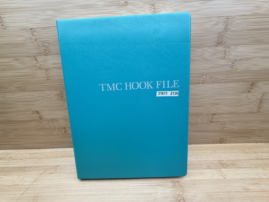 Fliegenhaken Vorratsbox, TMC Hook File, mit 32 Hakenboxen, leer, Tiemco Aufklebern, Gebrauchsspuren