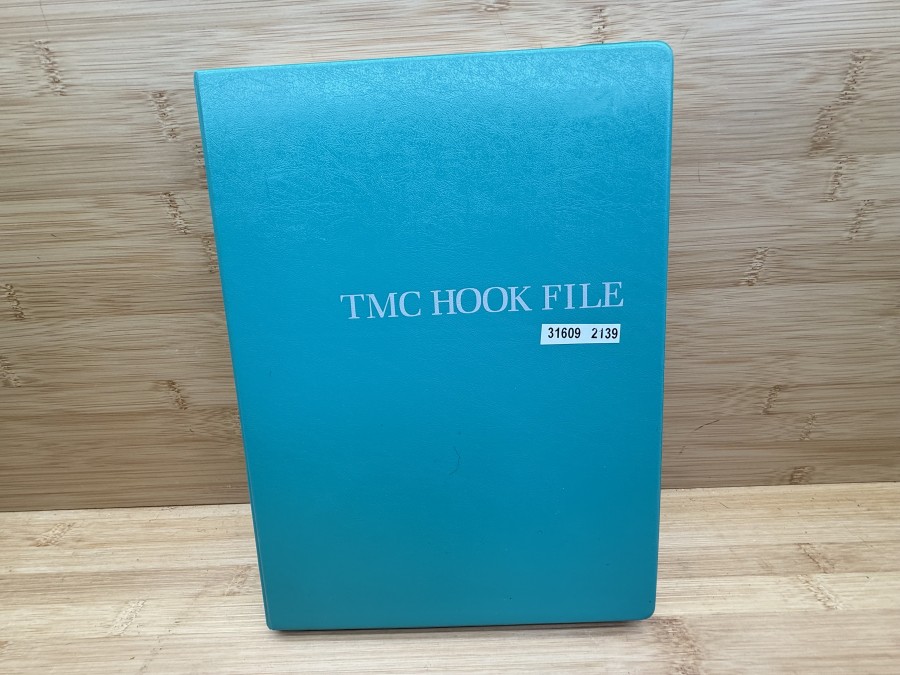 Fliegenhaken Vorratsbox, TMC Hook File, mit 32 Hakenboxen, leer, Tiemco Aufklebern, Gebrauchsspuren