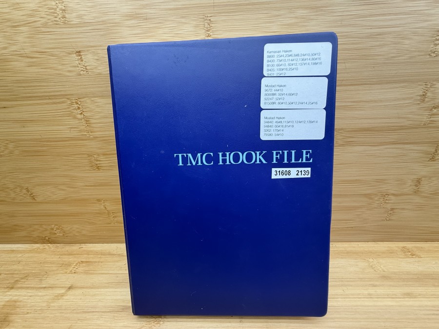 Fliegenhaken Vorratsbox, TMC Hook File, mit 1158 Stück Kamasan Haken B800: 25#4, 23#6, 8#8, 24#10, 50#12, B400: 73#10, 114#12, 136#14, 80#18, B100: 66#10, 82#12, 37#14, 158#16, B405. 100#16, 25#10, B401. 25#12, mit 1205 Mustad Haken 9672: 44#10, 8000BR, 92#14, 60#12, 92247: 52#12, 8150BR: 80#10, 50#12, 24#14, 25#16, 94840: 49#8, 113#10, 124#12, 135#14, 60#16, 81#18, 3262: 170#14, 79580: 54#10, neu
