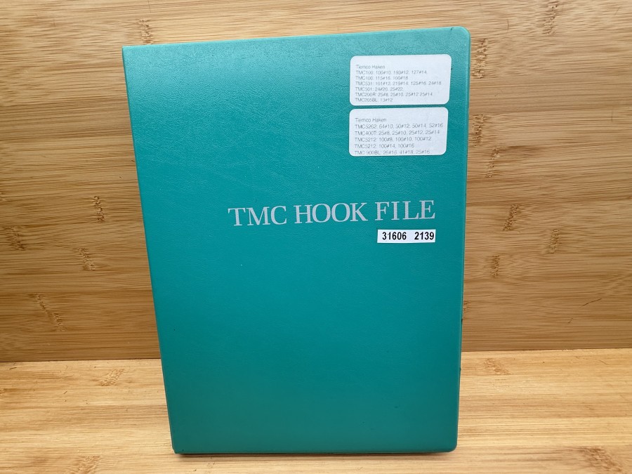 Fliegenhaken Vorratsbox, TMC Hook File, mit 1874 Stück Tiemco Haken TMC 100: 100#10, 193#12, 127#14, 115#16, 100#18, TMC 531: 101#12, 219#14, 125#16, 12#18, TMC 401: 24#20, 25#22, TMC 200R: 25#8, 25#10, 25#12, 25#14, TMC 205BL: 13#12, TMC 5262: 64#10, 50#12, 52#16, TMC 400T: 25#8, 25#10, 25#12, 25#14, TMC 5212: 100#8, 100#10, 100#12, TMC 900BL: 26#16, 41#18, 26#16, neu