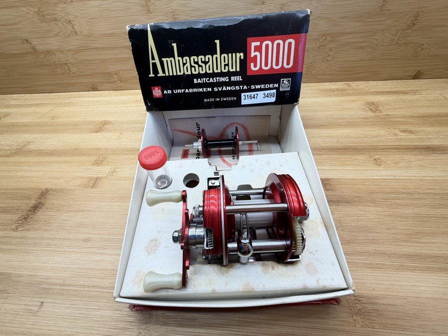 Multirolle, ABU Urfabriken Sängsta Sweden, ABU Ambassadeur No 5000, Schnittmodell, Reservespule, ungefischt im Karton