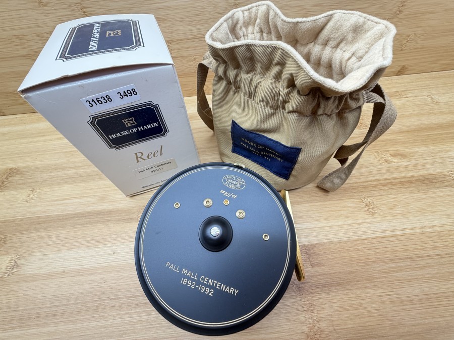 Lachsfliegenrolle, Hardy Bros Makers Alnwick, Pall Mall Centenary 1892-1992, #10/11,  Links- oder Rechtshand, Rollendurchmesser 105mm, Rollenbreite 42mm, Gewicht 552g, Rollenbeutel, neu im Karton