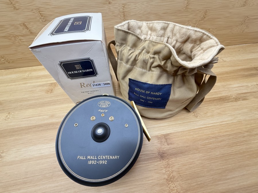 Lachsfliegenrolle, Hardy Bros Makers Alnwick, Pall Mall Centenary 1892-1992, #10/11,  Links- oder Rechtshand, Rollendurchmesser 105mm, Rollenbreite 42mm, Gewicht 552g, Rollenbeutel, neu im Karton
