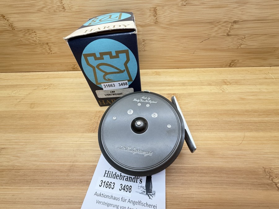 Fliegenrolle, Made by Hardy Bros Ltd England, L.R.H. Ligthweight, Links- oder Rechtshand, Rollendurchmesser 80mm, Rollenbreite 25mm, Gewicht mit Trockenfliegenschnur 145g, leichte Gebrauchsspuren, im Karton