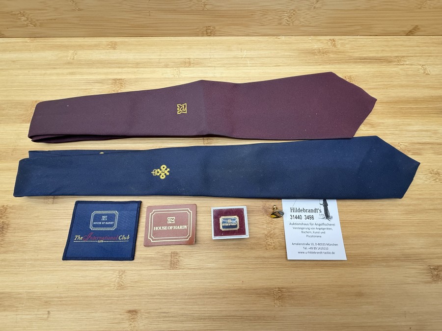 6 Werbeartikel, 2 Krawatten, Hardy, Pin, House of Hardy, Pin, Stern, Aufnäher. House of Hardy, The International Club, Lederplatte, 60x45mm, House of Hardy