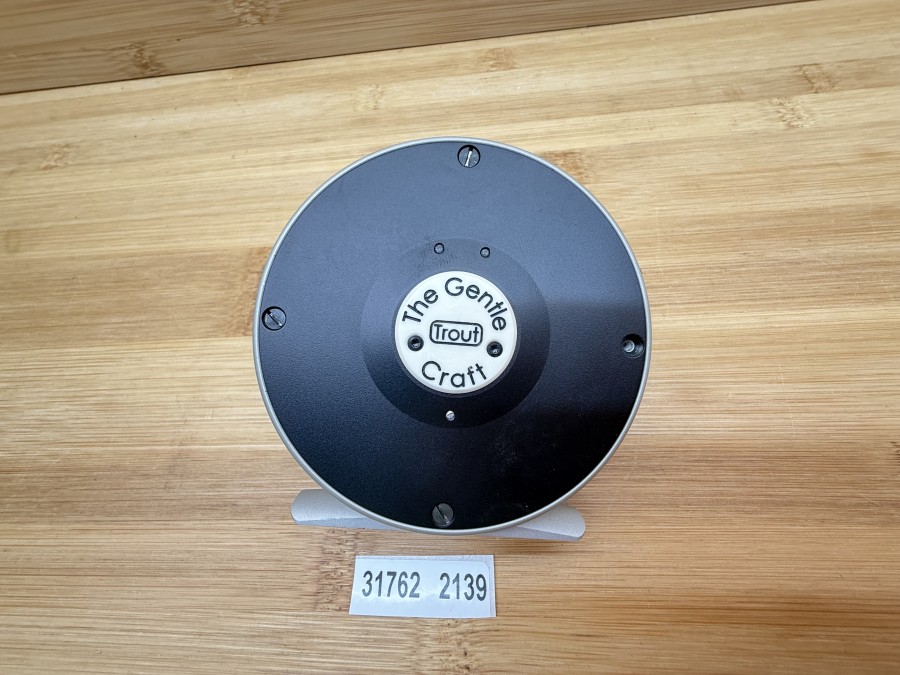 Fliegenrolle, The Gentle Craft Trout, klassische S-Handle Rolle, silber/schwarz, eloxiert, Links- oder Rechtshand umstellbar, #4/5, Rollendurchmesser 75mm, Rollenbreite 30mm, Gewicht 125g, S-Handle aus dem vollen gefräst, Neoprene Rollentasche, neu