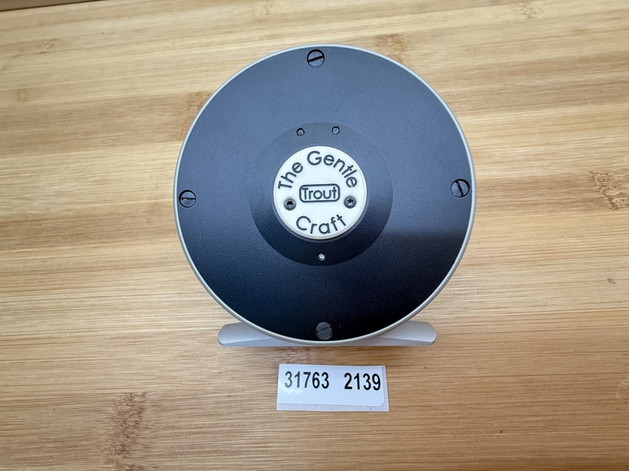 Fliegenrolle, The Gentle Craft Trout, klassische S-Handle Rolle, silber/schwarz, eloxiert, Links- oder Rechtshand umstellbar, #4/5, Rollendurchmesser 75mm, Rollenbreite 30mm, Gewicht 125g, S-Handle aus dem vollen gefräst, mit gefischter Seidenschnur DT 5 F, Neoprene Rollentasche, neu
