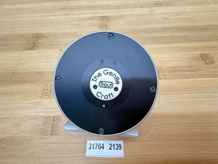 Fliegenrolle, The Gentle Craft Trout, klassische S-Handle Rolle, silber/schwarz, eloxiert, Links- oder Rechtshand umstellbar, #4/5, Rollendurchmesser 75mm, Rollenbreite 30mm, Gewicht 125g, S-Handle aus dem vollen gefräst, mit gefischter Seidenschnur DT 5 F, Neoprene Rollentasche, neu