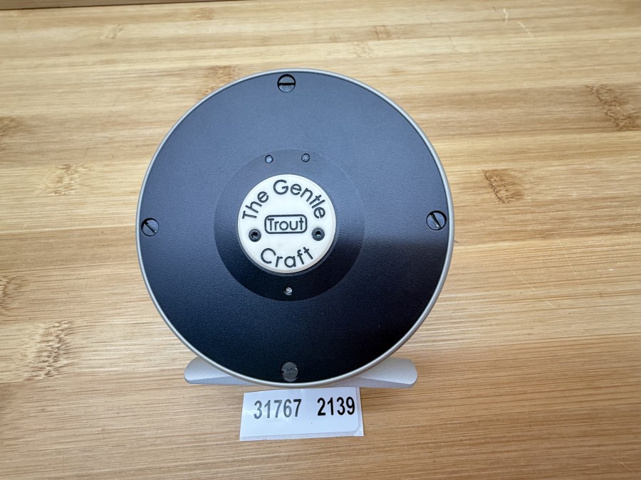 Fliegenrolle, The Gentle Craft Trout, klassische S-Handle Rolle, silber/schwarz, eloxiert, Links- oder Rechtshand umstellbar, #4/5, Rollendurchmesser 75mm, Rollenbreite 30mm, Gewicht 125g, S-Handle aus dem vollen gefräst, Neoprene Rollentasche, neu
