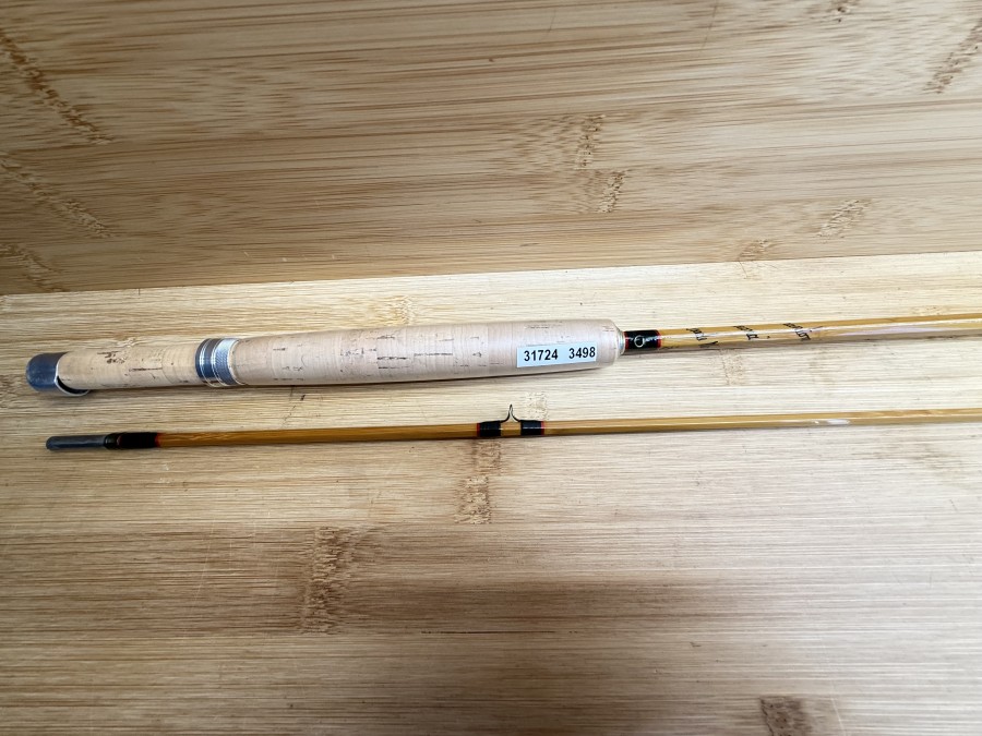 Gespliesste Fliegenrute: Made by Hardy´s England - "The Phantom Palakona"  Regd Trade Mark, 2tlg., 8 1/2" - 260cm, #6, Gewicht 138g, Hülsenstopfen, Ringwicklungen schwarz, rot abgesetzt, Futteral, Transportrohr, ungefischt, Korkschutz, Transportlänge 1350mm