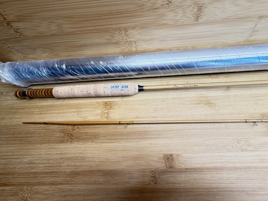 Gespliesste Fliegenrute, Jan Obdrzalek, Czech Republic, handgefertigt, 2tlg., 2,40m, #4/5, Gewicht 104g, SPLICED, mit feiner Seide gewickelt, transparente Wicklungen, Florkork, Stacked Bambusrollenhalter, Schubring und Endkappe Neusilber, Futteral, Alu Transportrohr, Messingendkappe, neu, Transportlänge 1310mm