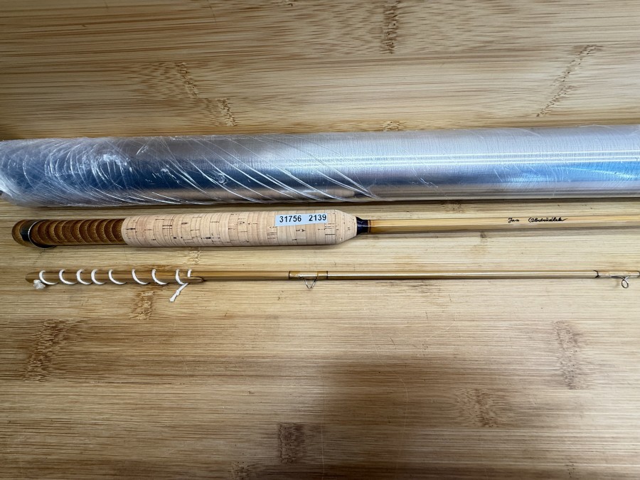 Gespliesste Fliegenrute, Jan Obdrzalek, Czech Republic, handgefertigt, 2tlg., 2,40m, #3/4, Gewicht 110g, SPLICED, mit feiner Seide gewickelt, transparente Wicklungen, Florkork, Stacked Bambusrollenhalter, Schubring und  Endkappe Neusilber, Futteral, Alu Transportrohr, Messingendkappe, neu, Transportlänge 1310mm