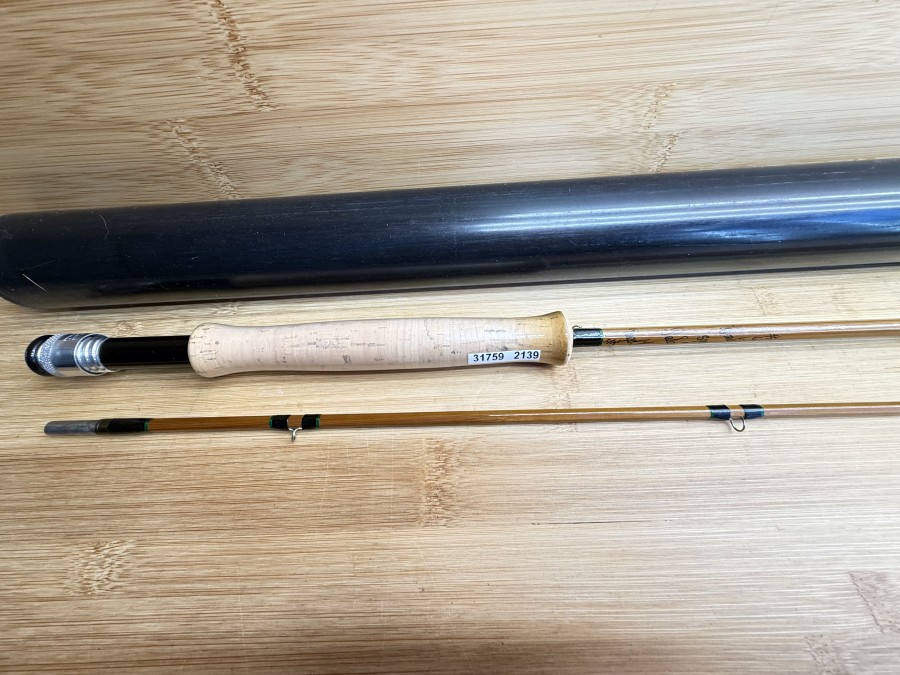 Gespliesste Fliegenrute, Made by Hardy´s England, "Continental Special " Palakona Regd Trade Mark, 2tlg., 8.4" - 255cm, #6, Gewicht 147g, ungleich geteilt, ohne Ausgleichsstück, Ringwicklungen schwarz, grün abgesetzt, Futteral, Korkschutz, ungefischt, Transportlänge 1400mm
