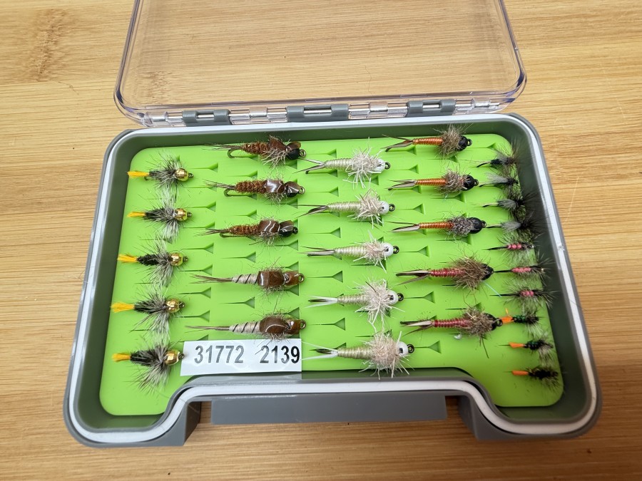 Fliegensortiment, Kunststoff Foambox, 135x90x15mm, 20 Tungstennympen, Grösse 8-12, 10 Trockenfliegen, Grösse 14-16, für Äsche und Forelle, sehr gute Qualität