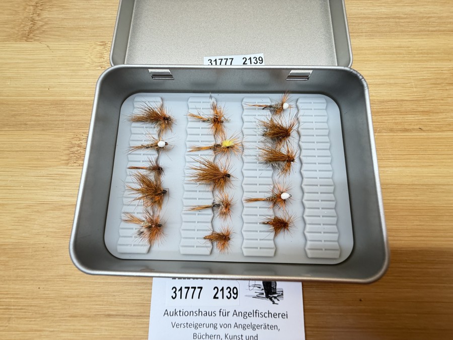 Trockenfliegensortiment, Alu Fliegenbox mit Foameinlage, 115x85x22mm, 15 Trockenfliegen, Grösse 12-16, sehr gute Qualität