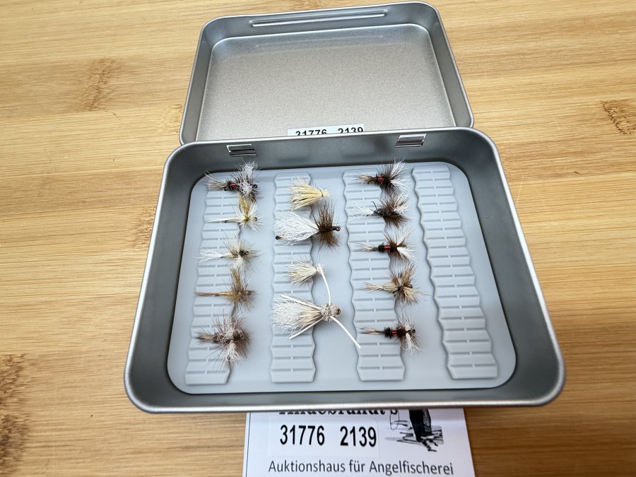 Trockenfliegensortiment, Alu Fliegenbox mit Foameinlage, 115x85x22mm, 14 Trockenfliegen, Grösse 12-16, sehr gute Qualität
