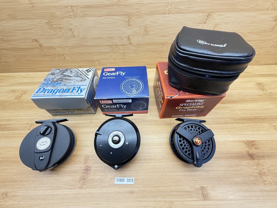 3 Fliegenrollen, Leeda Gear Fly, Lightweight, Made in England, mit Übersetzung, Linkshand, Rollendurchmesser 84mm, Rollenbreite 35mm, Gewicht 171g, neu im Karton, Berkley Specialist Graphite Fly Reel, Modell 554GR, #4, Rollendurchmesser 787mm, Rollenbreite 26mm, Gewicht 84g, Rollentasche, neu im Karton, Intrepid Dragon Fly, 60, Links- oder Rechtshand, #5, Rollendurchmesser 84mm, Rollenbreite 28mm, Gewicht 86g, neu im Karton
