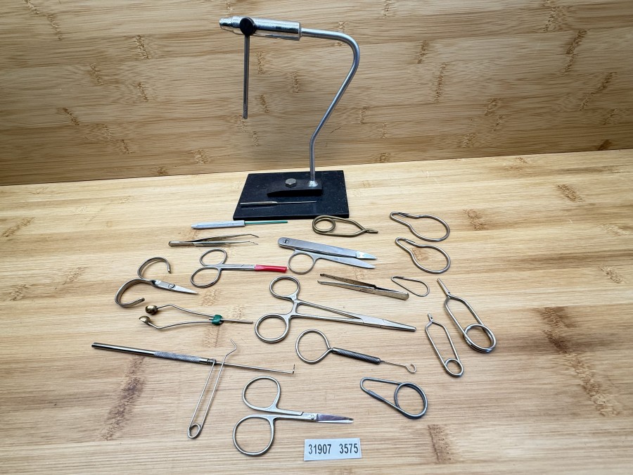 Fliegenbindewerkzeug, aus Geschäftsauflösung Bavaria Fliegen, Bindestock, Bobbinhalter, Dubbingnadel, Hechelklemmen, Pinzette, Scheren, Whip Finisher, gebraucht