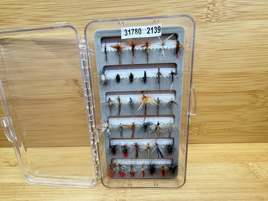 Trockenfliegensortiment, Kunststoff Foambox, 155x85x20mm, 37 Trockenfliegen, Grösse 12-18, gute Qualität