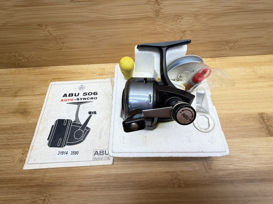 Kapselrolle, ABU Aktiebolag Svängsta - Sweden, ABU 506 Auto-Syncro, komplett mit Ölflasche, Werkzeugschlüssel, Gummigewicht, in Styropor Box, leichte Gebrauchsspuren