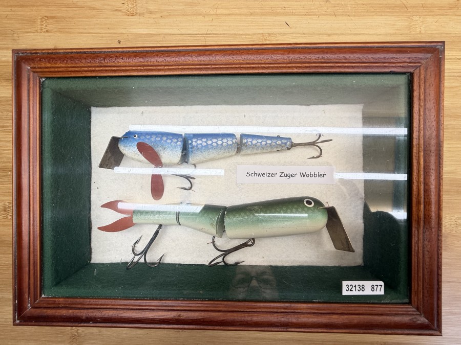 Display mit 2 großen und schönen Zuger Wobblern von Stucki natürlich aus Holz und wirklich gut erhalten. Die können sich beim passionierten Schleppfischer sehen lassen.