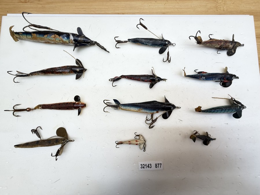 12 verschiedene Phantom-Spinner im Angebot. Das sind richtige Altertümer, einfach gesagt auch 100jährig. Hergestellt aus Fischhaut, Seidenstoff, etc.. Jeder hat da seine Favoriten. Manche sind nicht mehr ganz vollständig, aber das ist völlig normal. Mit denen wurde ehemals auch gefischt! Sie werden immer rarer! Diese dürfen in keiner Sammlung fehlen. - Kein Herstellerhinweis.