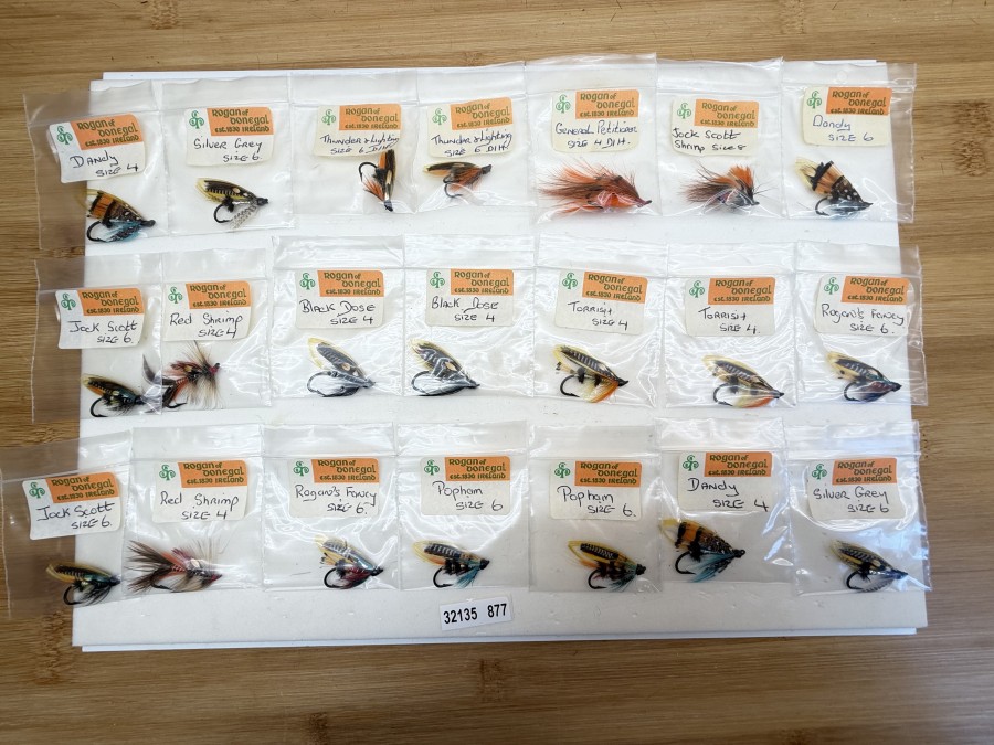 21 kleine (Größe 4, 6 u. 8) verschiedene Lachsfliegen von Rogan of Donegal ungefischt in der alten Original-Verpackung. Rogan of Donegal ist eine Traditionsfirma seit 1830 in Irland und bindet Qualitätsfliegen, die ihre Liebhaber haben.