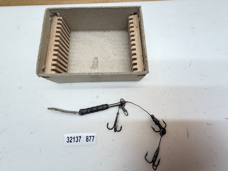 Lanzett-System von Stork. Altes Köderfisch-Schleppsystem, ca. 100 Jahre alt, deshalb hat es entsprechnde Gebrauchspuren. Der Storch ist ganz klein unterhalb des Bleikörpers zu sehen (also gemarkt, wurde laut Vorbesitzer ehemals auch bei Stork in München gekauft. - Dies ist ein Köder für den Sammler.