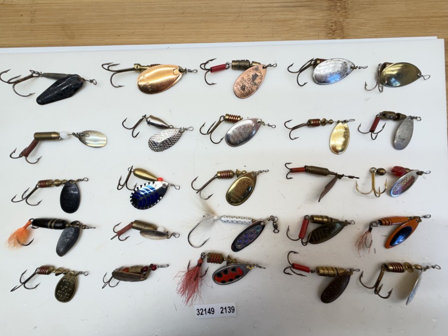 25 Mepps, Grösse 2 +3, Messing, nickel, silber, schwarz, verschiedene Hersteller, gefischt