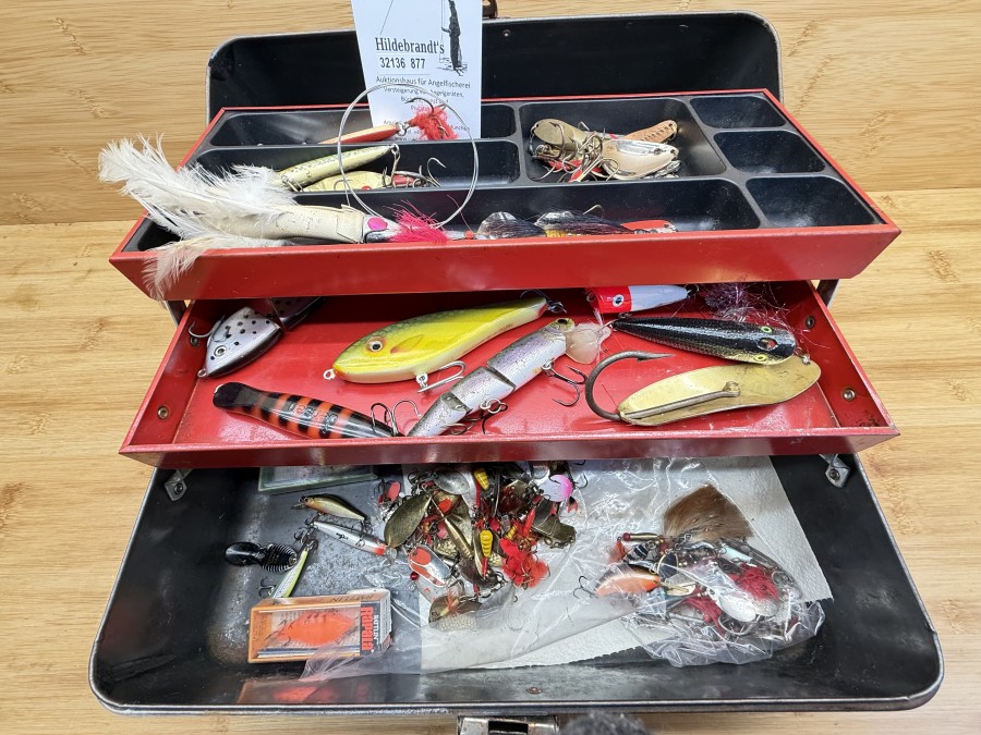 Weit über 100 gebrauchte Angelköder aus der Ausrüstung und Sammlung, alle sind einsatzfähig (alles dran), alle Größen von Wobblern, Blinkern, Löffel, Spinner und Zockern (nichts ist aus Gummi). Zusammen sind es 1,2 kg Köder. In einer alten Metallgerätekiste. Ist auch was für Wiederverkäufer.