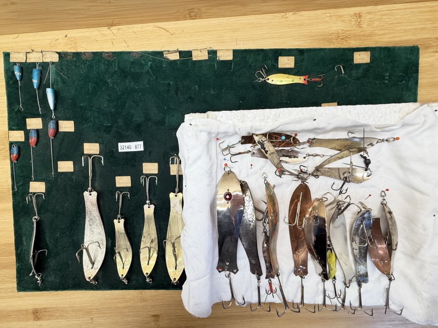 DAM Kunstköder aus den 60iger Jahren mit 6 Dr. Heintz-Blinkern und 6 Vorschaltbleien. Dazu noch weitere 16 verschiedene Dr. Heintz-Blinker unter Anderem von Stork, DAM, Lemax, ESPO, etc.. nicht gemarkt. Für die Dr. Heintz-Experten. Die Musterplatte ist sehr selten!