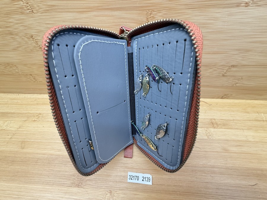 16 Kunstköder, Forellenköder, Einzelhaken. 5, 3, und 2g, 15-25mm, ungefischt
in Ledertasche, neu