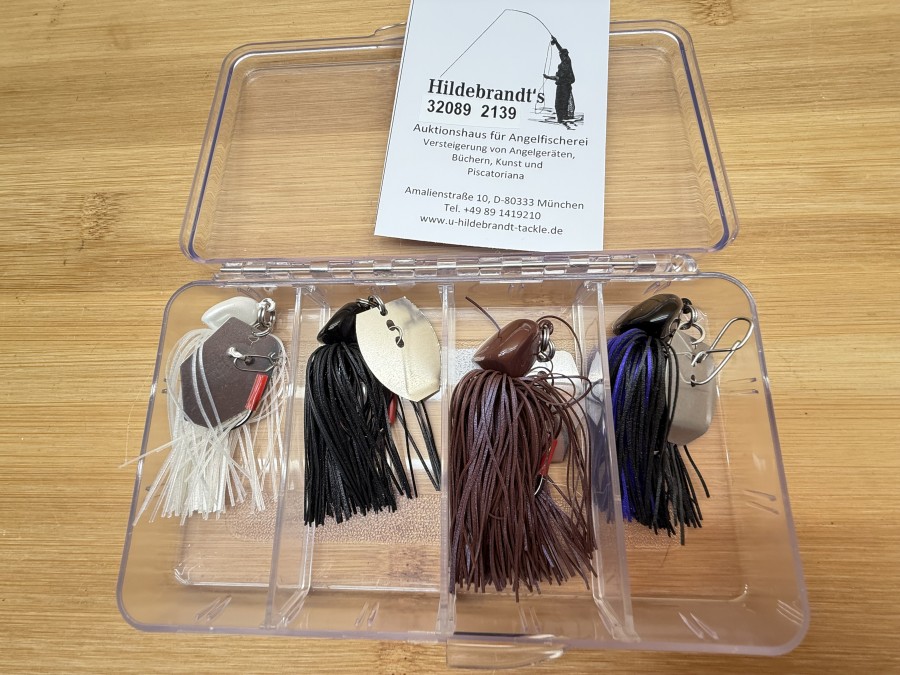 4 Chatterbait, Illex, BleiKopf, Gummifransen, weiß, 15g, schwarz, 18g, braun, 34g, schwarz, 26g, in Kunststoffbox, ungefischt