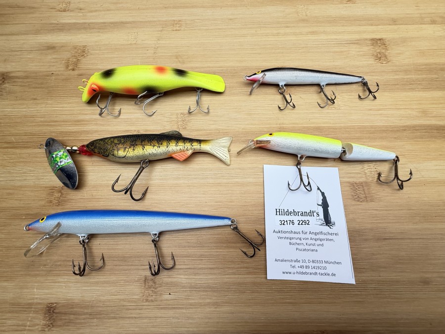 5 Wobbler, Rapala, 2tlg., 18g, 140mm, weiß/gelb, 1tlg., 19g, 170mm, weiß/blau, Gummifisch mit Mepps Löffel, 45g, 180g, 1tlg., 8g, 120mm, 1tlg., 31g, 150mm, gelb, ungefischt, Kunststoffbox