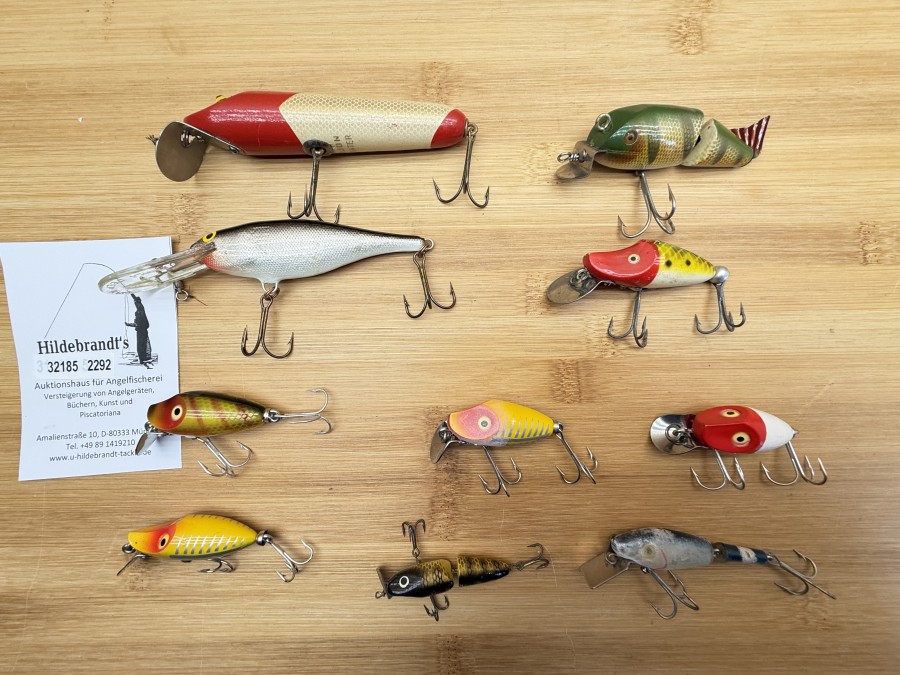 10 Wobbler, Heddon Midget Light, 11g, 50mm, Arlon Floater, 23g, 110mm, Heddon Midget Digilt 10g, 50mm, Heddon Tiny Runt, 7g, 55mm, M&S OOM, 2tlg., 6g, 70mm, 3tlg., Metallschwanz, schwarz, 16g, 90mm, Rapala, silber/dunkel, 15g, 130mm, Heddon, Miget Digit, 10g, 50mm, gelb/rot, 9g, 65mm, 2tlg.,3g, 50mm, ungefischt, Kunststoffbox