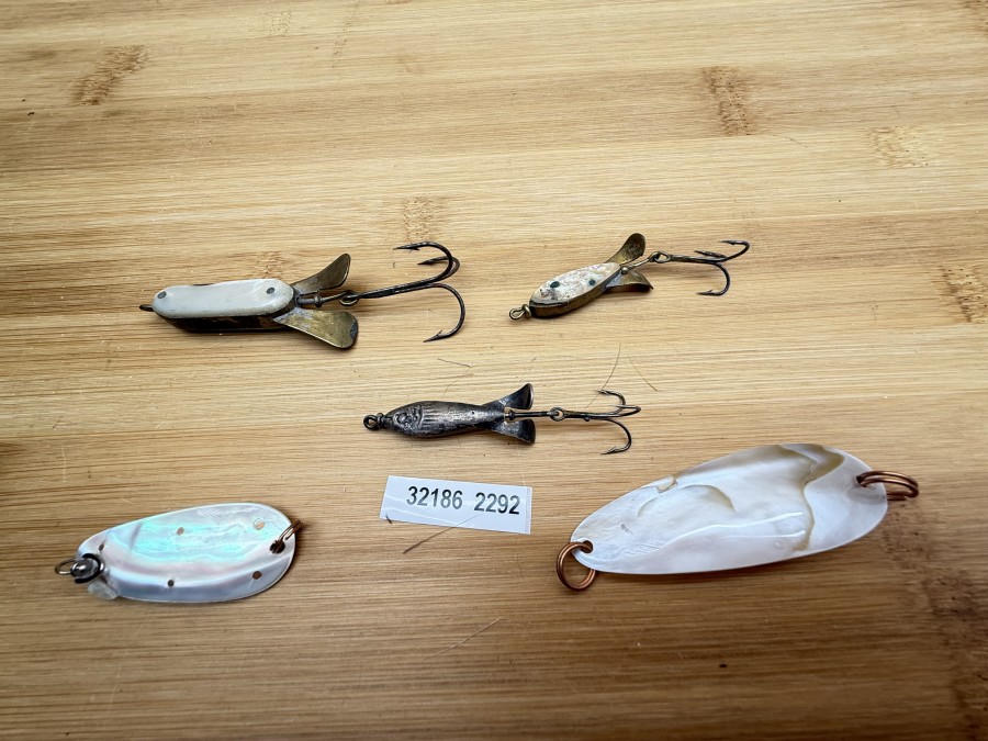 Schweizer Wunderfischli, beidseitig helles Perlmutt, 25g, 60mm, Lemax Swissmade, hell/dunkel Perlmutt, 8g, 40mm, Perlmuttlöffel, einseitig Perlmutt, 8g, 40mm, Lemax Swiss Made, Perlmutttlöffel, Innenseite Kupfer, 6g, 45mm, Perlmuttlöffel, 5g, 70mm, gefischt und neu