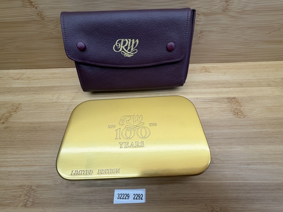 Fliegenbox, Wheatley RW, Made in England,  RW 100 Years, 1890 - 1990, Limited Edition, 150x90x30mm, 16 Springdeckelfächer, Deckel Schaumstoff, Ledertasche, neu