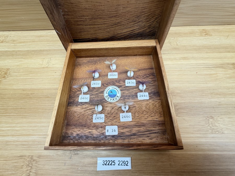 Fliegensortiment, Devaux Mouches Champagnole, sehr schöne Holzbox, 7 Trockenfliegen, Grösse 16, selten