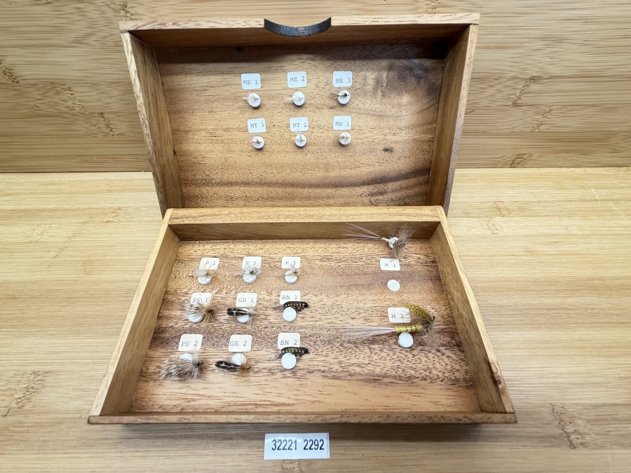 Fliegensortiment, Devaux Mouches Champagnole, sehr schöne Holzbox, 2 Maifliegen, 9 Trockenfliegen, 4 Sedge, 2 Nymphen, selten